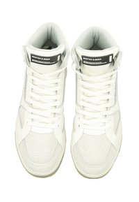 Weiße High-Top-Sneaker mit Netzeinsätzen, strukturiertem Leder, Perforationen und kontrastierenden grauen Akzenten. Flache Schnürsenkel und gepolsterte Kragen.