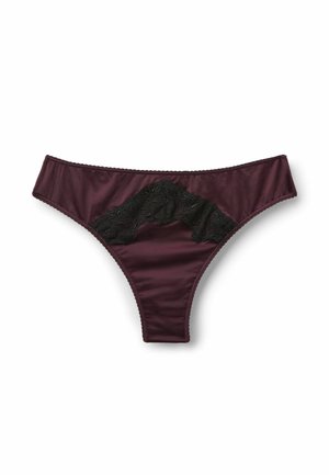Perizoma di raso bordeaux con dettagli in pizzo nero. Presenta una texture liscia, accento in pizzo trasparente e un design semplice. Forma triangolare classica.