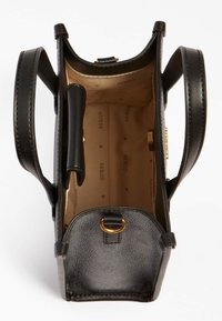 Sac à main structuré noir en cuir texturé. L'intérieur est doté d'une doublure beige avec un motif logo subtil, d'un compartiment pour petits objets et de quincaillerie dorée.