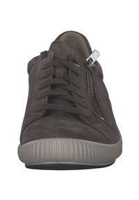 Sneaker in suede grigio con chiusura a lacci e cerniera laterale; suola in gomma con righe orizzontali; interno imbottito per il comfort.