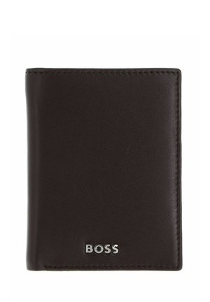 Portefeuille bifold en cuir brun foncé avec logo métallique « BOSS » sur le bord inférieur avant, texture lisse et bords cousus.