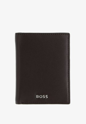 Portefeuille bifold en cuir brun foncé avec logo métallique « BOSS » sur le bord inférieur avant, texture lisse et bords cousus.