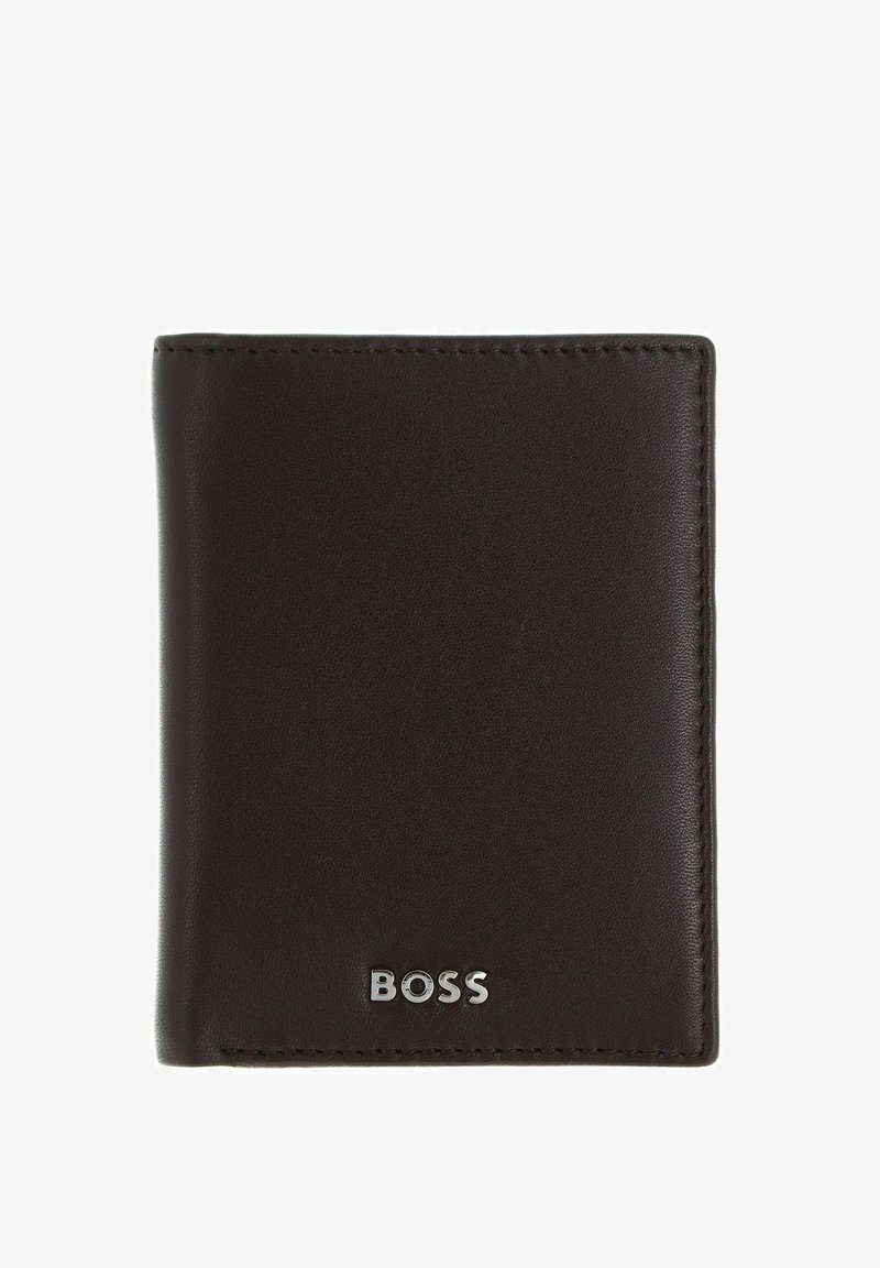 Portefeuille bifold en cuir brun foncé avec logo métallique « BOSS » sur le bord inférieur avant, texture lisse et bords cousus.