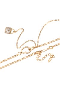 Collana in oro con un anello a forma di cuore e un ciondolo a forma di lucchetto decorato con cristalli trasparenti su uno sfondo bianco.