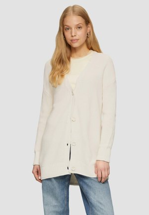 Cardigan couleur crème en tissu tricoté texturé, avec un col en V, des manches longues, une fermeture à boutons sur le devant et des bords côtelés aux poignets et à l'ourlet.