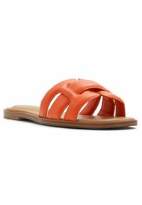 Sandale à enfiler en cuir orange avec un design supérieur tissé, deux segments ouverts à l'avant et une semelle plate de couleur brun clair. Texture lisse sur l'ensemble.