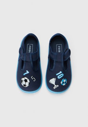 Marineblå fotballsko med lyseblå detaljer, med trykte tall, et trofé, og fotballdesign. Mykt, fleksibelt materiale.