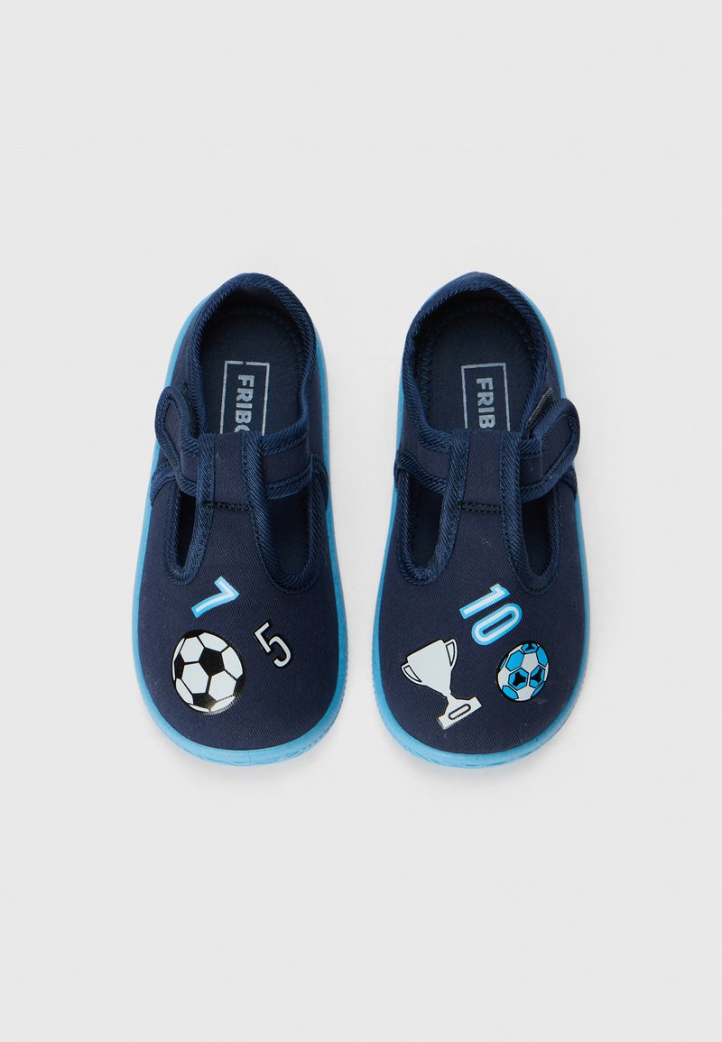 Chaussures de football bleu marine avec des accents bleu clair, ornées de numéros imprimés, d'un trophée et d'un design de ballon de football. Matériau souple et flexible.