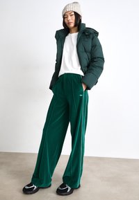 Lacoste Pantalon de survêtement - fluorine foncé/white