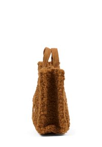 Borsa in lana marrone con texture, manici in suede, forma triangolare stretta e dettagli di cucitura visibili sui lati.