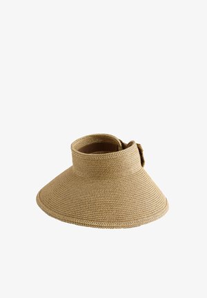 Beige geweven zonneklep met brede rand, hoge open kroon en een riemdetail aan de zijkant.