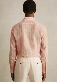 Reiss REGULAR FIT RUBAN różowy