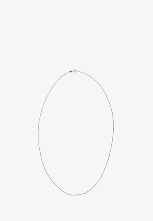 Sølv metal halskæde med et tyndt, ovalt kædedesign, der har en lille yndlingslås. Glat tekstur og ensartet form hele vejen igennem.