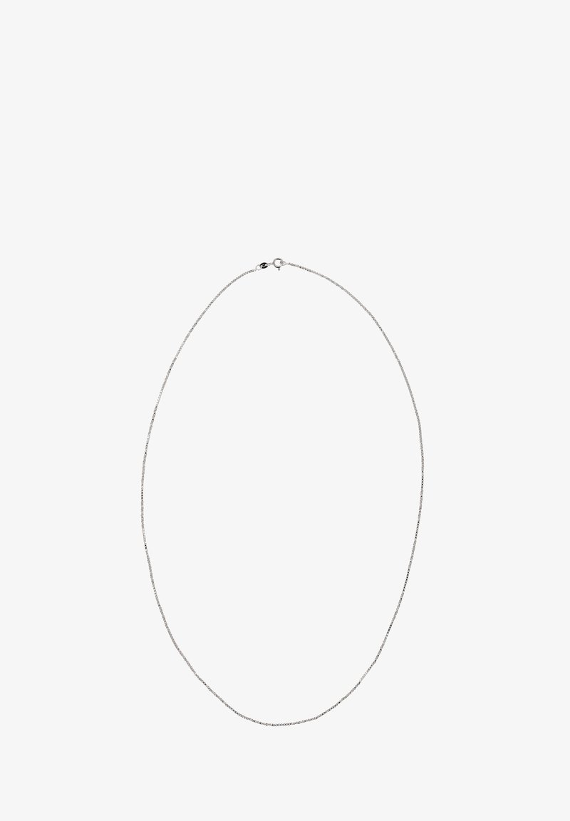 Sølv metal halskæde med et tyndt, ovalt kædedesign, der har en lille yndlingslås. Glat tekstur og ensartet form hele vejen igennem.