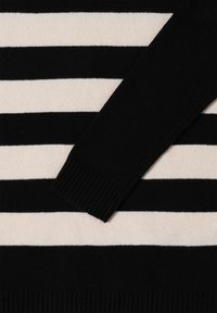 Pull en laine avec des rayures horizontales noires et beiges alternées, doté de poignet et d'ourlet côtelés pour plus de texture et d'ajustement.
