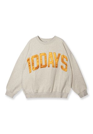 Sweat-shirt gris clair à manches longues avec des lettres en satin orange vif formant "10DAYS" sur la poitrine.