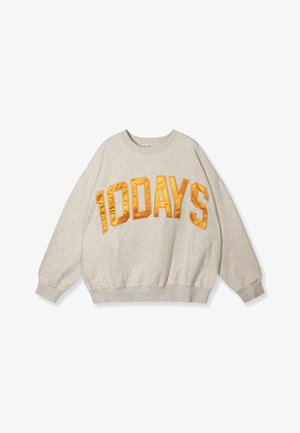 Sweat-shirt gris clair à manches longues avec des lettres en satin orange vif formant "10DAYS" sur la poitrine.