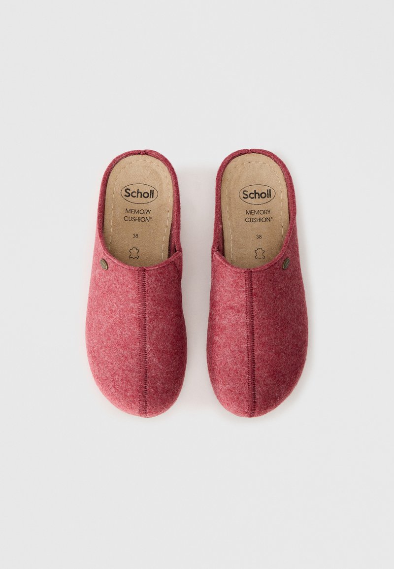 Zoccoli in feltro rosso con retro chiuso, con dettagli di cucitura e un piccolo bottone laterale. Presentano una soletta in memory foam per il comfort. Taglia 38.
