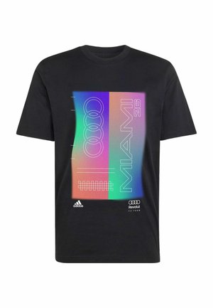 Camiseta negra con un diseño rectangular colorido que muestra cuatro anillos superpuestos, "MIAMI 26", y los logotipos de Adidas y Audi Revolut F1.