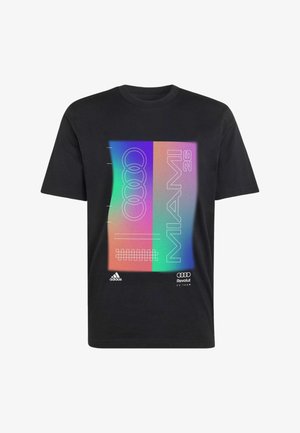 T-shirt noir avec un motif rectangulaire coloré présentant quatre anneaux superposés, "MIAMI 26", les logos Adidas et Audi Revolut F1.