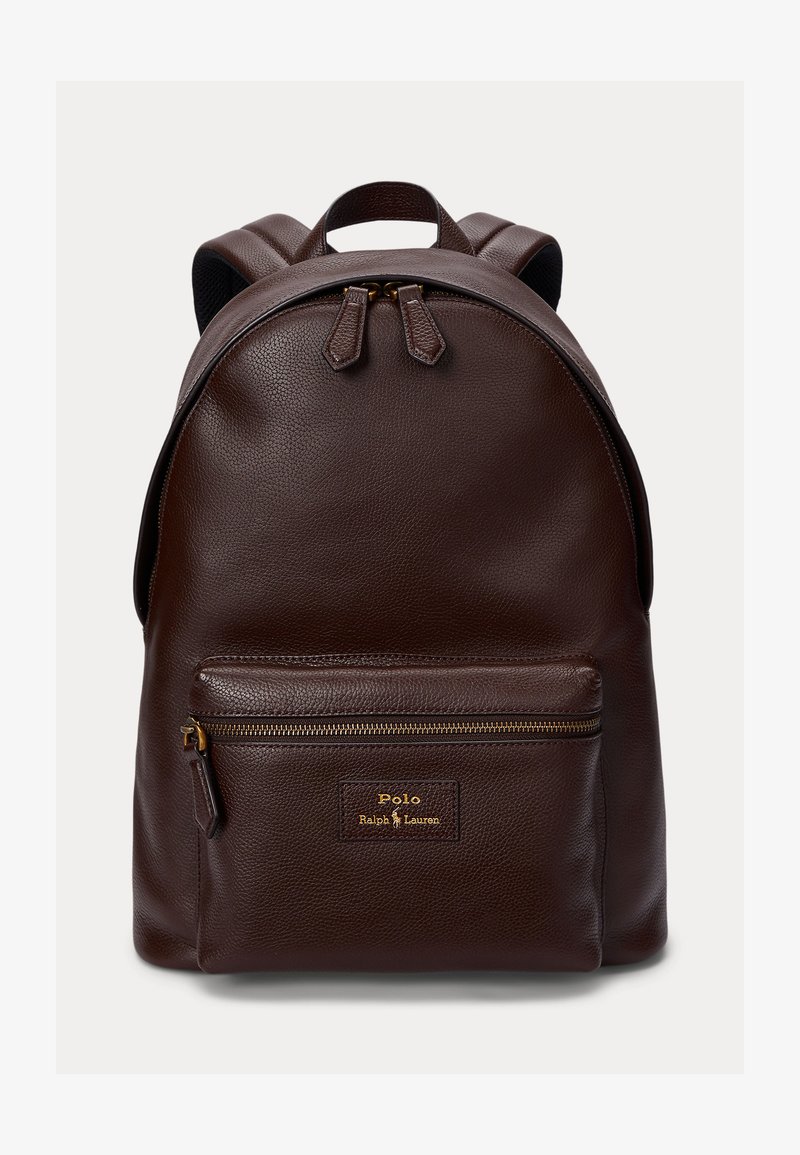 Sac à dos en cuir marron foncé avec une poche avant zippée et le logo "Polo Ralph Lauren" en or sur la poche.