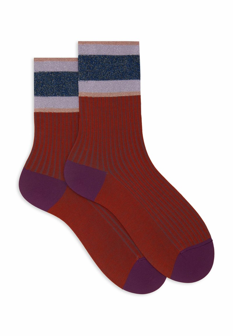 Calze a coste di colore rosso ruggine con accenti viola sulla punta e sul bordo. Presenta tre bande orizzontali: blu scuro, lilla e metallic. 