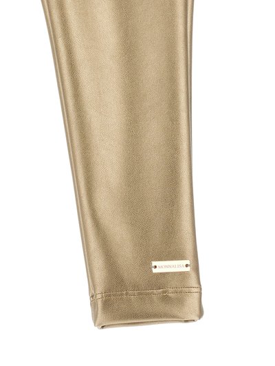 Leggings in ecopelle dorata con finitura testurizzata, caratterizzati da un piccolo tag dorato con il marchio sul orlo laterale.