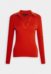 Czerwony sweter z długim rękawem, z prążkowanej dzianiny, z dekoltem w serek i kołnierzykiem, o dopasowanym kroju i fakturowanej tkaninie. Etykieta marki widoczna wewnątrz kołnierzyka.