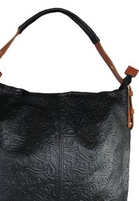 Zwarte leren tas met reliëf en een bloemmotief, uitgevoerd met een handvat van bruin leer en hardware in goudkleurige accenten.