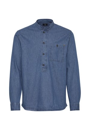 Cămașă din denim de culoare albastru mediu. Prezintă un guler tip bandă, placket frontal cu nasturi și o singură buzunară pe piept. Mâneci lungi cu detaliu la manșetă.