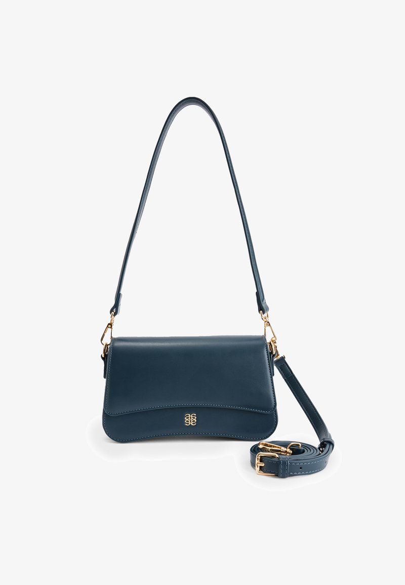 Dunkelblaues Lederhandtasche mit glatter Textur, geschwungenem Design, goldenen Hardware-Akzenten und einem verstellbaren Tragegurt. Mit einem Logo auf der Vorderseite.