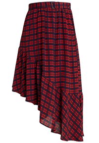 Asymmetrische rok van marineblauwe stof met een rood ruitpatroon. Met een gekruiste zoom en een riemlus in de taille, wat textuur toevoegt.