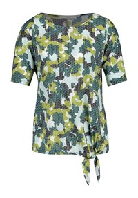 Top de manga corta con un patrón abstracto multicolor que presenta tonos de verde, azul y gris; escote redondeado con un detalle anudado en el dobladillo.