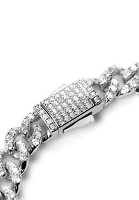 Sølvkjedearmbånd med en lås dekorert med mange klare edelstener, som fremhever en blank finish og intrikate lenker.