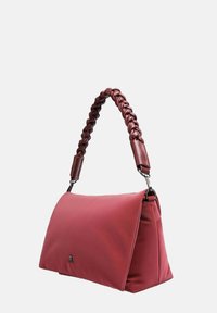Bolso sintético rojo con un asa trenzada y herrajes plateados. Forma estructurada con una textura suave y detalles del logotipo en la parte frontal.