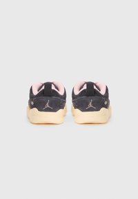 Svarte semskede sneakers med rosa interiør, rund hælflik og kremfarget gummisåle. Logodetalj på hælen.