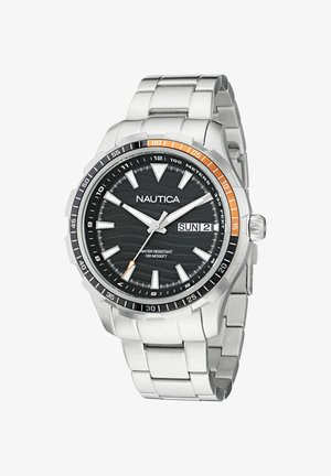 Roestvrijstalen Nautica-horloge met een zwarte gestructureerde wijzerplaat, zilveren wijzers, oranje accenten en een datumaanduiding. Waterbestendig tot 100 meter.