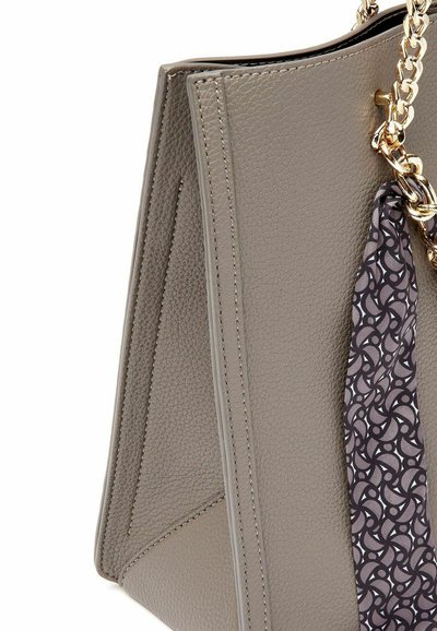Borsa in pelle grigia con finitura testurizzata, caratterizzata da una tracolla a catena dorata e un foulard decorativo a motivi. Design strutturato con bordi netti.