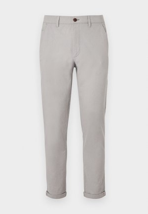 Hellgraue Chinos aus strukturiertem Stoff, mit Knopfverschluss, Seitentaschen und hochgekrempelten Bündchen für einen maßgeschneiderten Look.