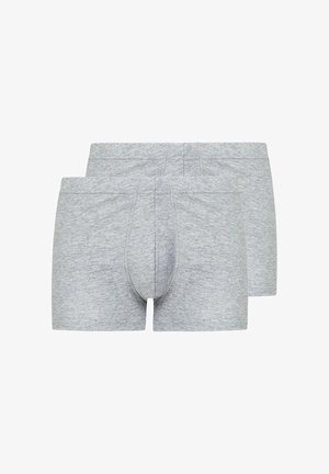 Due paia di boxer da uomo semplici di colore grigio chiaro, impilati, con cuciture visibili e fasce elastiche in vita.