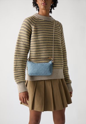 Call it Spring DELILAHH - Keresztpántos táska - denim