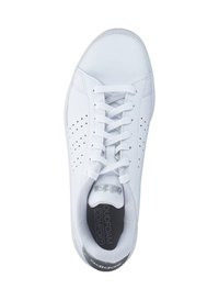 Bijela atletska cipela s glatkim kožnim gornjištem, perforacijama za ventilaciju, ravnim vezicama i sivim ulošcima s natpisom "Cloudfoam Comfort".