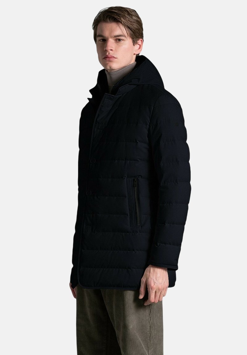 Sort pufferjakke med hætte, der har en quiltet design, forsynes med knapper foran og sidelommer med lynlås. Materialet er glat og vandafvisende.