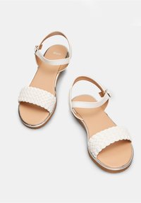 Bata Sandaalit nilkkaremmillä - bianco