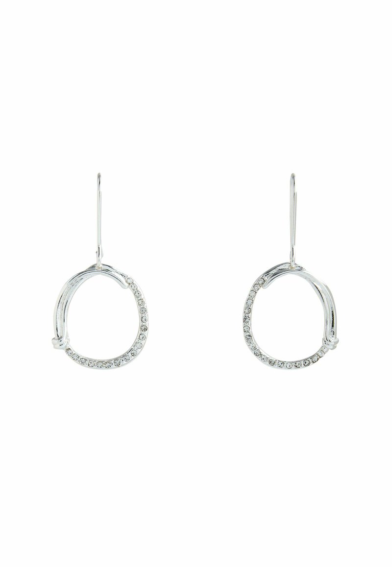 Pendientes de aro de plata con un diseño circular y una línea de piedras preciosas transparentes a lo largo del borde. Los ganchos son simples y elegantes.