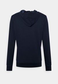 Sudadera con capucha de color azul marino con una textura suave, con mangas largas, un bolsillo canguro y puños y dobladillo acanalados. Vista trasera mostrada.