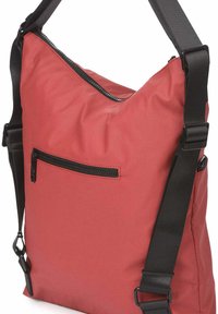 Rode nylon schoudertas met een hoofdvak met ritssluiting en een voorvak met ritssluiting. Voorzien van een verstelbare zwarte riem en een effen kleurontwerp.