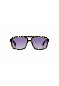 Gafas de sol rectangulares negras y carey con lentes morados degradados. Montura gruesa con bordes definidos y una textura suave y brillante.