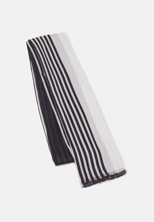 Écharpe légère pliée avec des rayures verticales noires, blanches et grises, avec des extrémités à franges, sur un fond blanc.