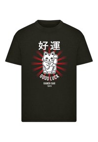 Juodas medvilninis marškinėliai su baltu kartoniniai katinu, iškeltu letena, raudono saulėgrąžos fono ir užrašu: "好運 GOOD LUCK RAMEN BAR TOKYO."